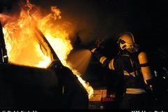 Hořící auto zranilo 2 muže, pro jednoho musel vrtulník