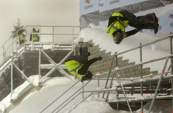 Sněhu bylo tolik, že i jinak přísně přísní členové ochranky areálů neodolali sněhovým hrátkám a po závodech si skočili salto do závěje.