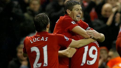 Steven Gerrard se spolu se svými spoluhráči upřímně raduje z třetího gólu v sezoně.