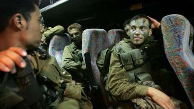 Izraelští vojáci se připravují na noční útok na Libanon. Střety mezi pozemními jednotkami izraelské armády a hnutím Hizballáh pokračují.