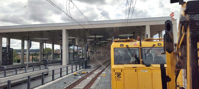 První speciální vlaky Správy železnic přijíždí po nové trati Bubny-Výstaviště, 1. srpna 2025.