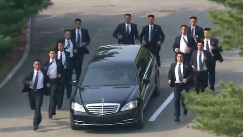 Video: Běžící ochranka doprovázela Kimovu limuzínu při přesunech vůdce na summitu