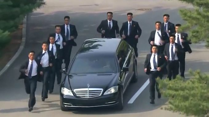 Běžící ochranka doprovázela Kimovu limuzínu při přesunech severokorejského vůdce na summitu
