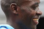 Tady je vítěz, Keňan Peter Kirui, už šťastný po protnutí cílové pásky.