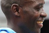 Tady je vítěz, Keňan Peter Kirui, už šťastný po protnutí cílové pásky.