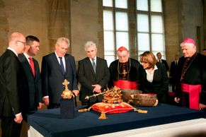 Foto: Klíčníci odemkli Svatovítský poklad. Klenoty budou k vidění k oslavě výročí Karla IV.