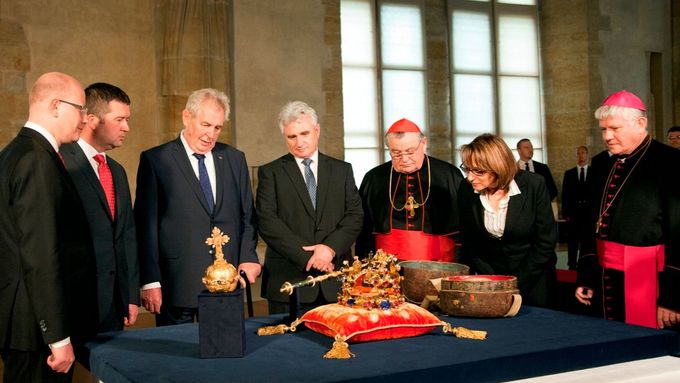 Foto: Klíčníci odemkli Svatovítský poklad. Klenoty budou k vidění k oslavě výročí Karla IV.