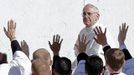 Pope Francis passes waving priests as he arrives in Saint Peter's Square for his inaugural mass at the Vatican, March 19, 2013. Pope Francis celebrates his inaugural mass on Tuesday among political and religious leaders from around the world and amid a wave of hope for a renewal of the scandal-plagued Roman Catholic Church. REUTERS/Alessandro Bianchi (VATICAN - Tags: RELIGION POLITICS) Published: Bře. 19, 2013, 8:17 dop.