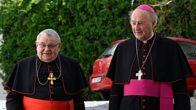 Pražský arcibiskup Dominik Duka (vlevo) a jeho nástupce, dosavadní olomoucký arcibiskup Jan Graubner.