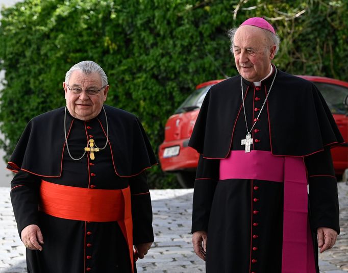 Pražský arcibiskup Dominik Duka (vlevo) a jeho nástupce, dosavadní olomoucký arcibiskup Jan Graubner.