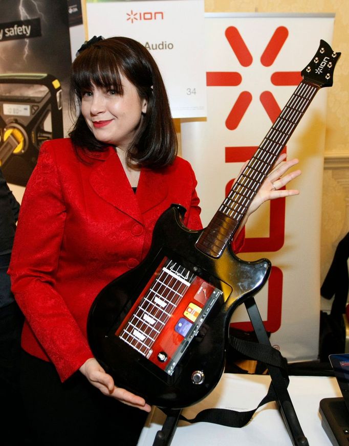 Firma Ion na CES 2012 představí ovladač Guitar Apprentice, do kterého vložíte iPad a s příslušnou aplikací můžete hrát téměř jako na skutečnou kytaru.