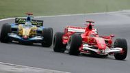 Michael Schumacher na Ferrari (vpravo) v souboji s Alonsem na GP Maďarska.