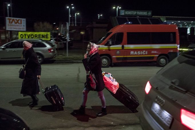 Hraniční přechod Vyšné Nemecké - Užhorod. Z Ukrajiny přicházení ženy s dětmi, na opačnou stranu míří muži.