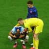 Jordan Pickford a Kieran Trippier utěují Harryho Kanea po porážce ve čtvrtfinále MS 2022 Anglie - Francie