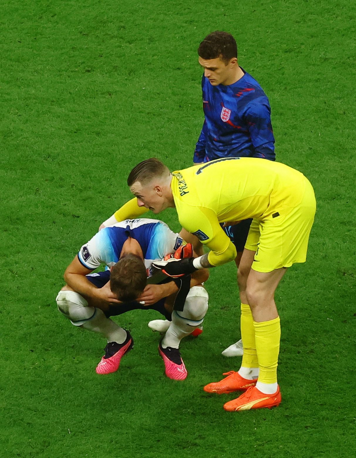 Jordan Pickford a Kieran Trippier utěují Harryho Kanea po porážce ve čtvrtfinále MS 2022 Anglie - Francie