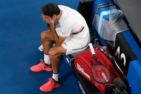 Nejdřív utíral pot, potom slzy. Federera přemohlo při předávání 20. trofeje dojetí