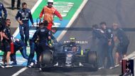 Hořící Williams Carlose Sainze juniora před startem VC Rakouska F1 2025