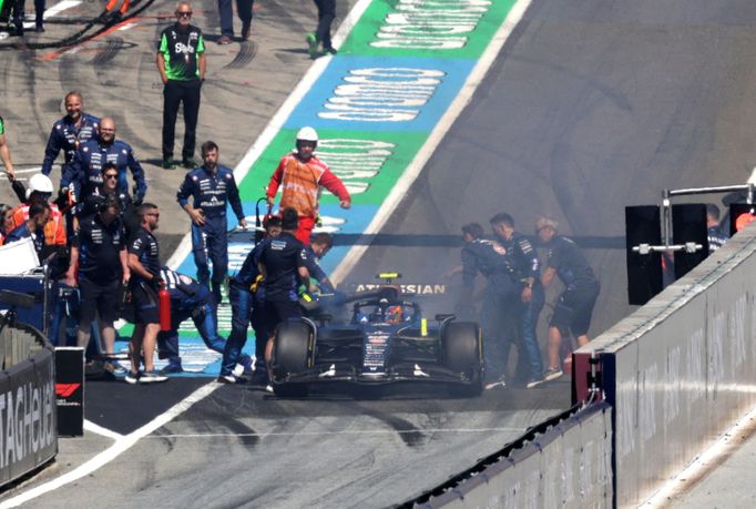 Hořící Williams Carlose Sainze juniora před startem VC Rakouska F1 2025