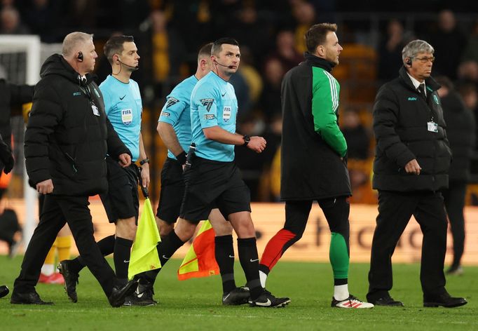 Rozhodčí Michael Oliver odchází z trávníku po utkání Arsenalu s Wolvehamptonem