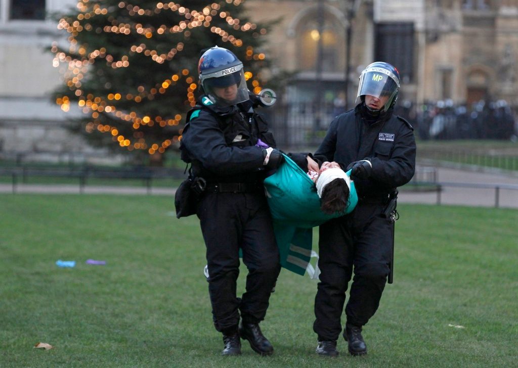 Britští studenti se v centru Londýna perou s policií