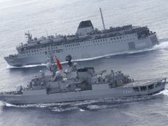 Turecká válečná loď eskortuje trajekt Iskenderon, který z Libye odváží do bezpečí stovky osob 