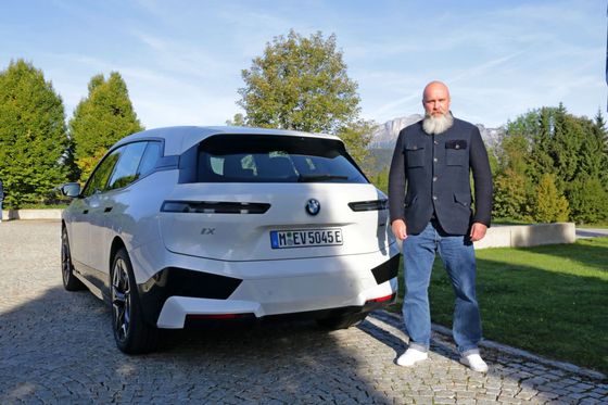 Andreas Ederer, produktový manažer v BMW, považuje za nebližšího konkurenta pro iX Teslu Model X.