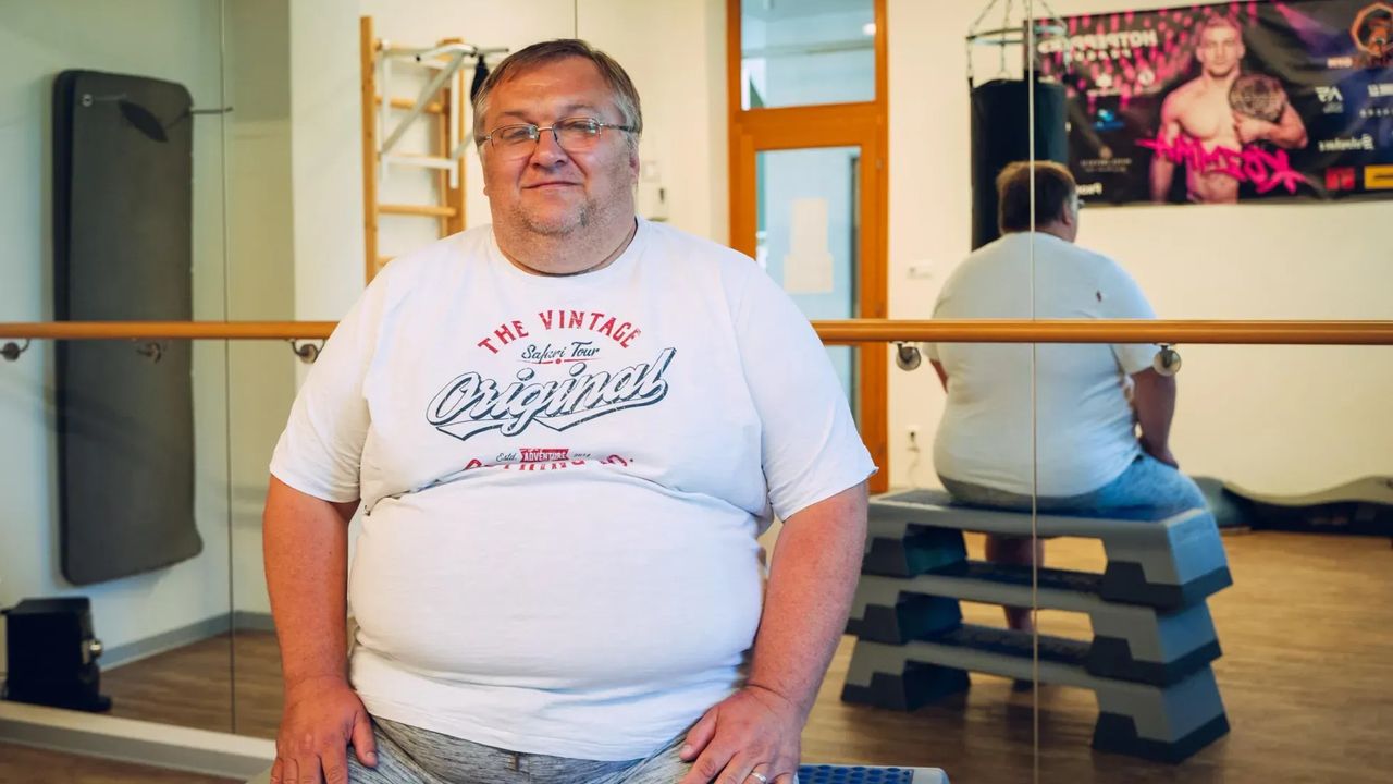 Petr zajídá trauma z dětství, viděl, jak otec pobodal jeho matku. Chce se změnit