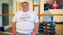 Petr zajídá trauma z dětství, viděl, jak otec pobodal jeho matku. Chce se změnit