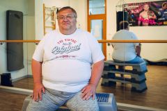 Petr zajídá trauma z dětství, viděl, jak otec pobodal jeho matku. Chce se změnit