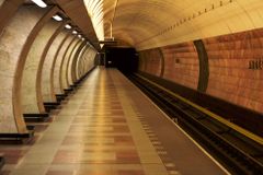 Mladík strčil cestujícího do kolejiště v pražském metru, dostal 3,5 roku vězení