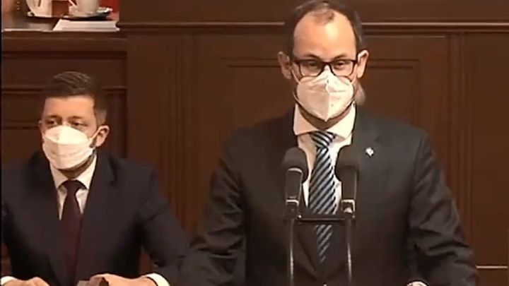 „Po 11 letech jsem se stal problémem,“ loučil se se sněmovnou za potlesku Farský; Zdroj foto: ČTK