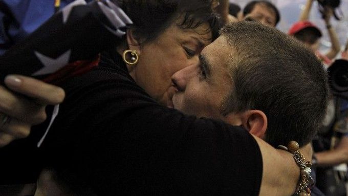 Michael Phelps v objetí se svou dojatou maminkou.