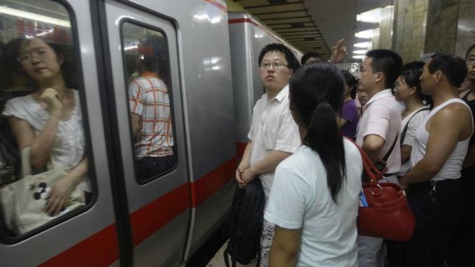 Kvůli přetížení musely být některé stanice pekingského metra dnes uzavřeny.