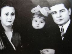 Vasyl Makuch s dcerou a s manželkou.