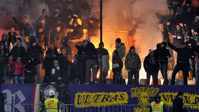 Fotbaloví chuligáni v Itálii hrozí smrtí šéfovi Lazia Řím.