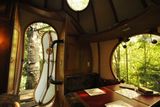 V interiéru si hosté mohou připadat jako v příbytcích hobitů z Tolkienova Pána prstenů. Díky kruhovitým oknům ze sklolaminátu, která dohromady váží půl tuny, se jim navíc naskýtá úchvatný výhled na okolní zeleň.