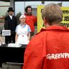 Greenpeace přinesli na ministerstvo sperma