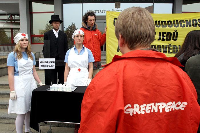 Greenpeace přinesli na ministerstvo sperma