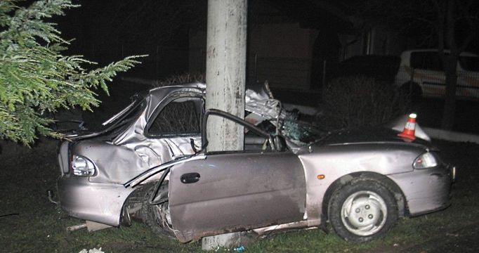 Devatenáctiletý řidič měl již druhou nehodu. Tentokrát tragickou: 18letý spolujezdec zahynul, dvě spolujezdkyně zraněné.