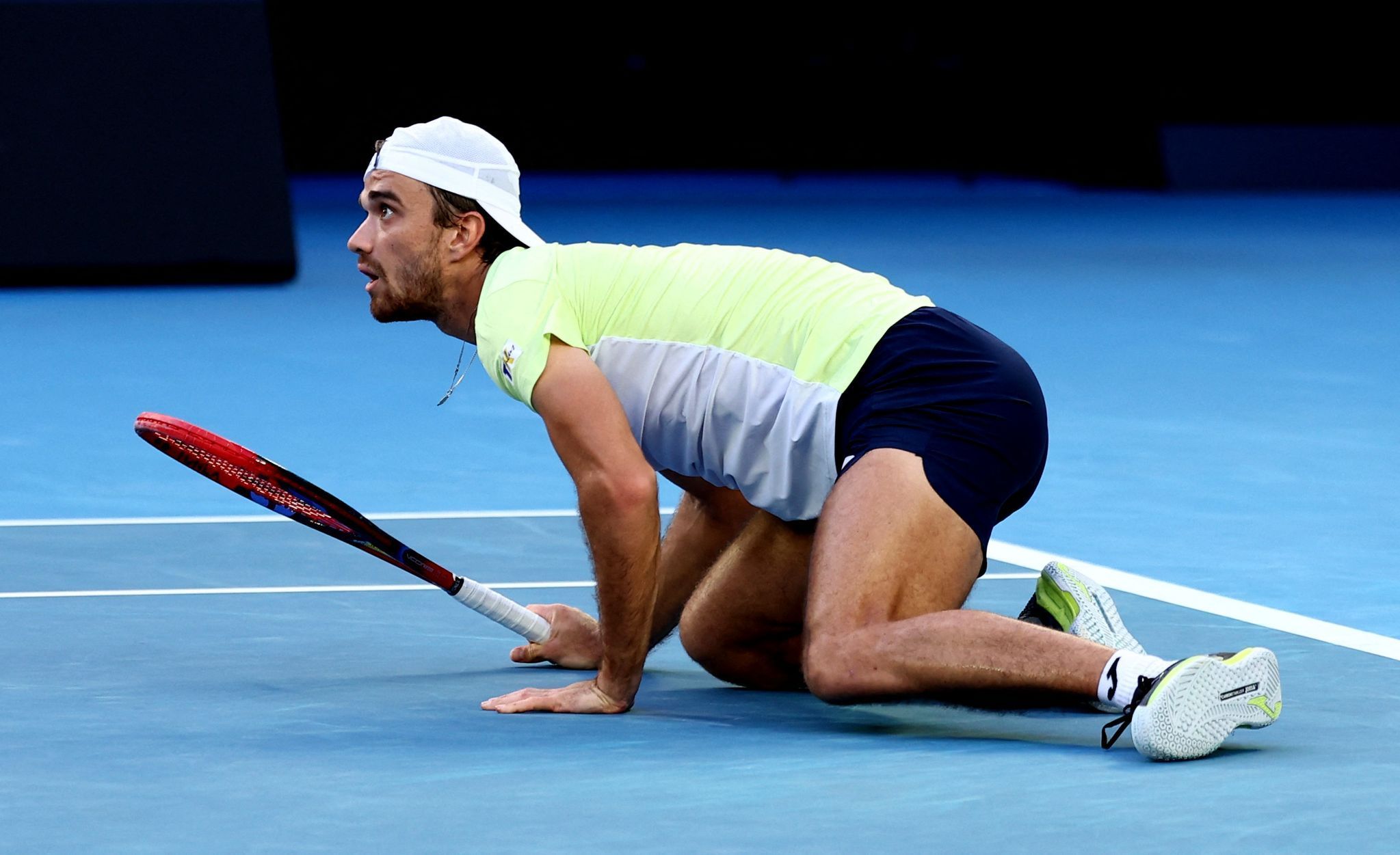 Tomáš Macháč v zápase 3. kola Australian Open s Novakem Djokovičem