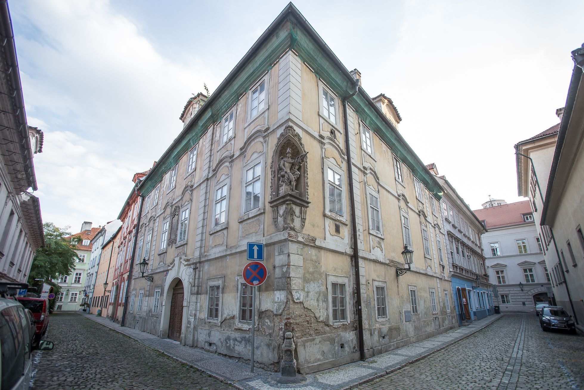 Prázdné domy v okolí Pražského hradu