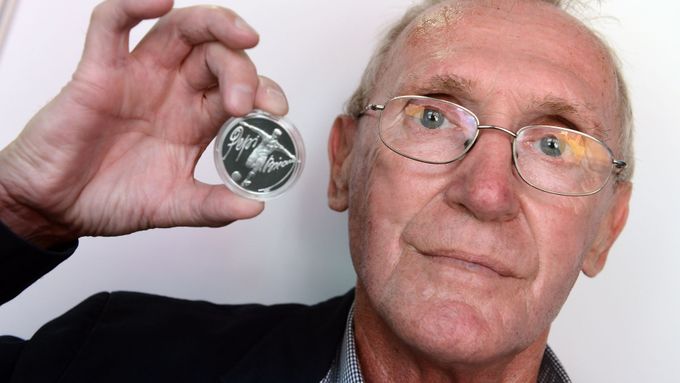 Ivan Bican s pamětní mincí připomínající 100. výročí narození jeho slavného otce