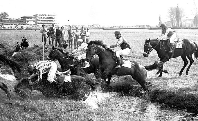 Velká pardubická - historický snímek