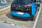 Rheinmetall přišel s konceptem nabíječky pro elektroauta integrované do obrubníku a loni spustil jeho pilotní projekt v Kolíně nad Rýnem.