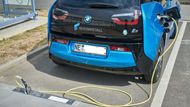 Rheinmetall přišel s konceptem nabíječky pro elektroauta integrované do obrubníku a loni spustil jeho pilotní projekt v Kolíně nad Rýnem.
