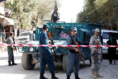Při třech útocích v Afghánistánu zahynulo nejméně 40 lidí, mezi nimi i devět novinářů