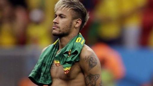 Neymar na MS ukazuje spodní trenky (nepovolená reklama)