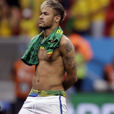 Neymar na MS ukazuje spodní trenky (nepovolená reklama)