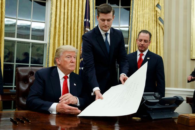 Bývalý poradce Bílého domu Rob Porter s Trumpem a Priebusem - foto z ledna 2017