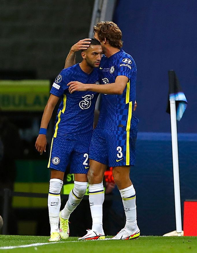 Hakim Zijach a Marcos Alonso slaví první gól Chelsea v síti Villarrealu v Superpoháru UEFA